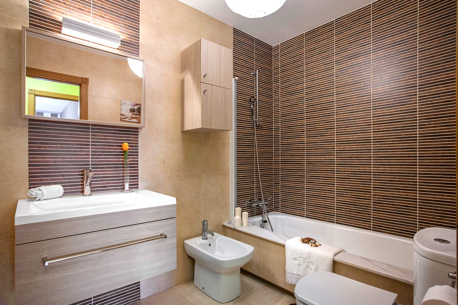Cuarto de baño con bañera en unifamiliar en Coirós_ tonos marrones y Home Staging