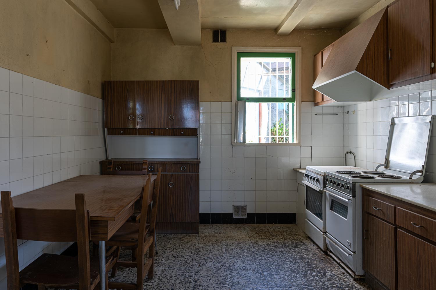 Cocina casa para reformar en Bergondo con carpinterías verdes