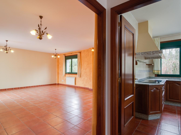 Espacios vacíos_ cocina clásica y salón en vivienda unifamiliar en Bergondo