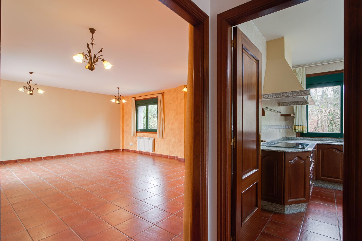Espacios vacíos_ cocina clásica y salón en vivienda unifamiliar en Bergondo