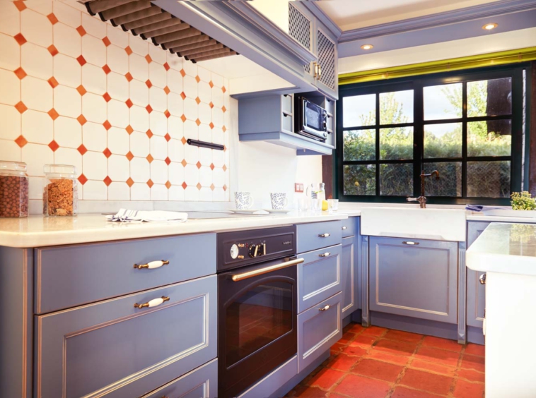Cocina de estilo rústico con muebles en tonos azulados