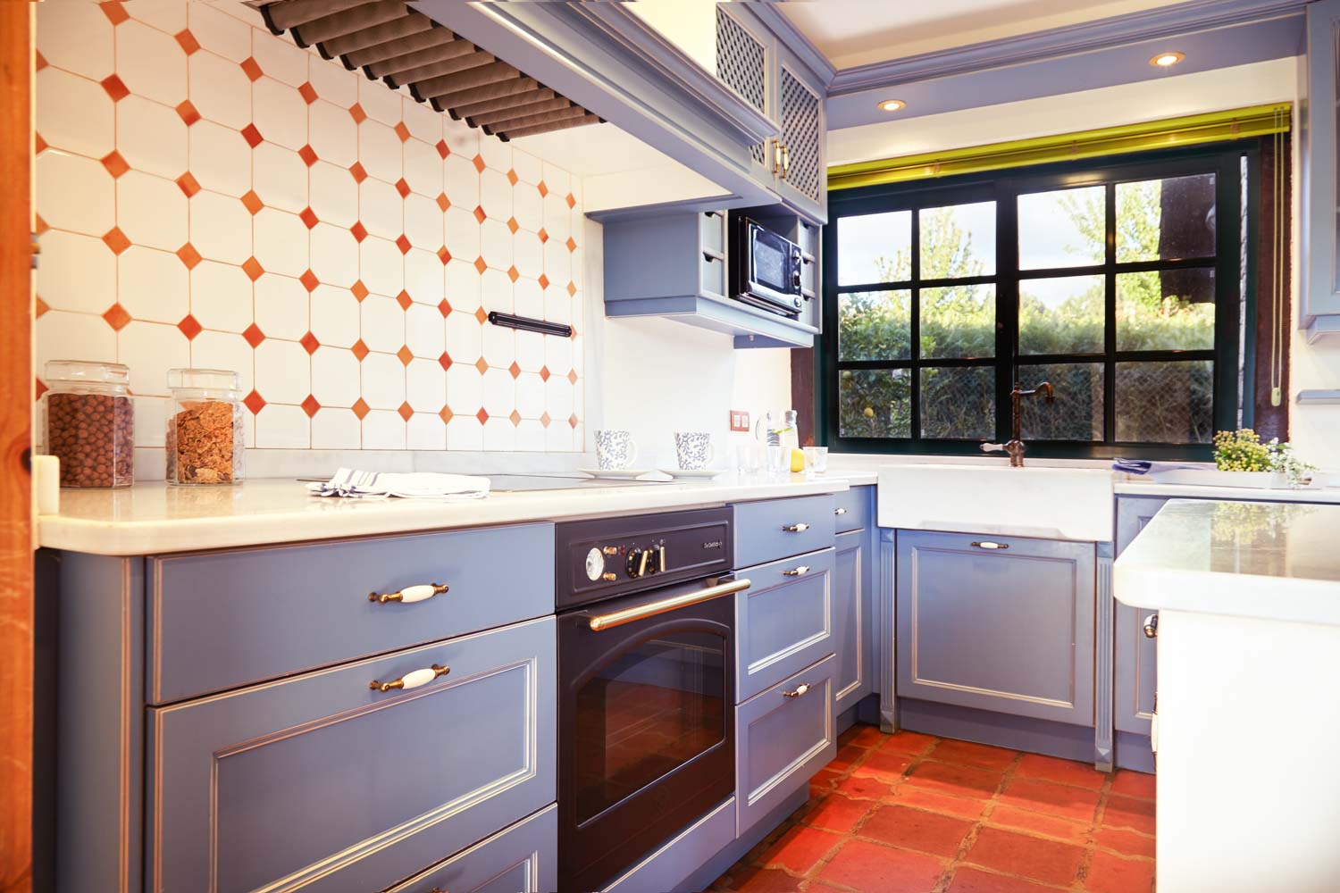 Cocina de estilo rústico con muebles en tonos azulados