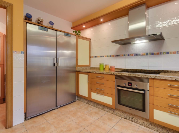 Detalle de frigorífico de doble puerta en la cocina