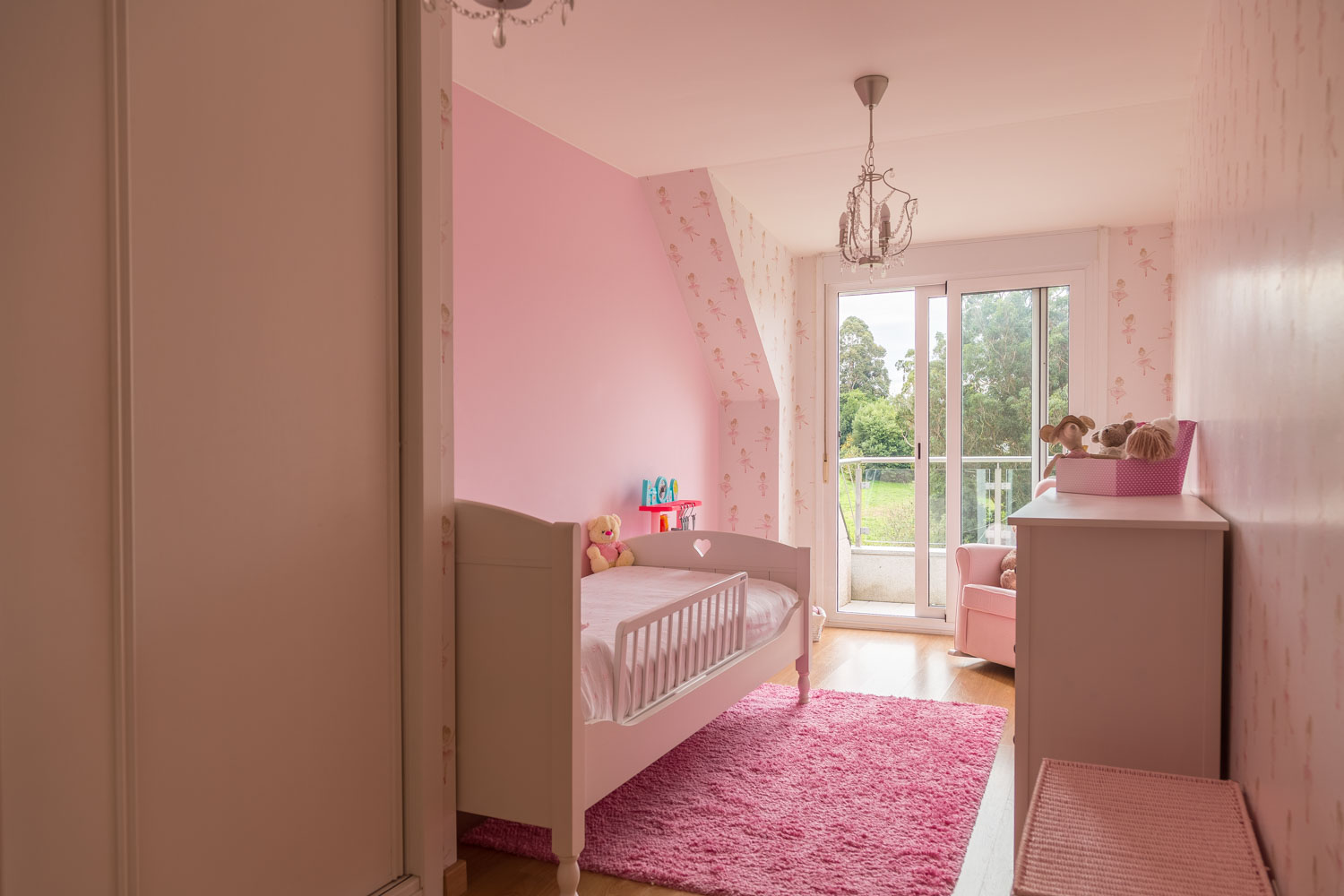 Dormitorio infantil con decoración en color rosa
