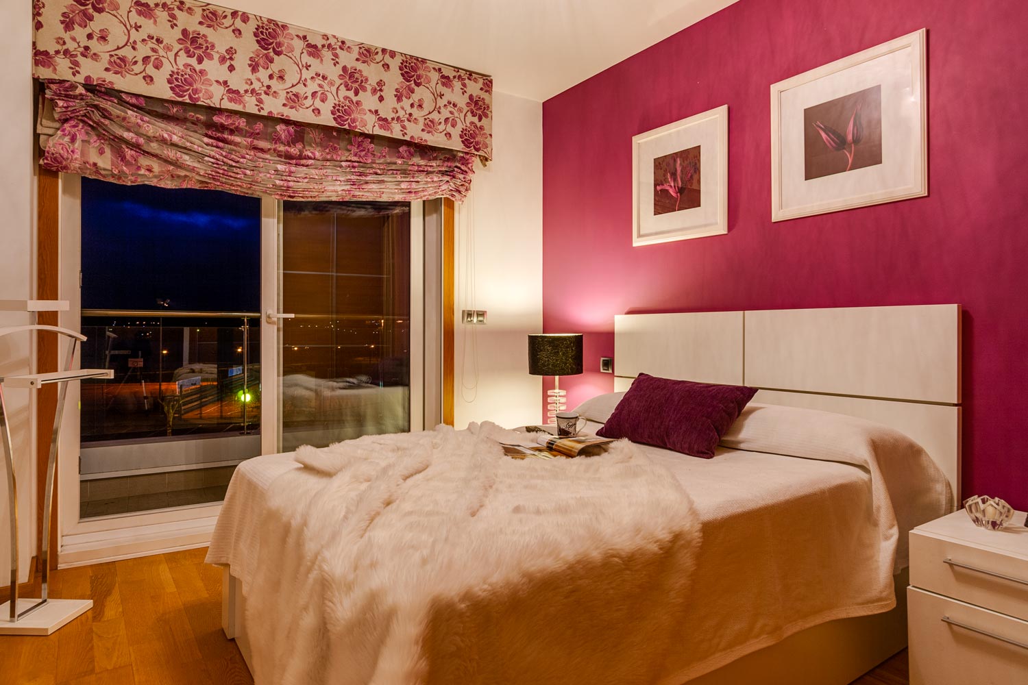 Dormitorio pintado en burdeos y crema, con cama y cabecero