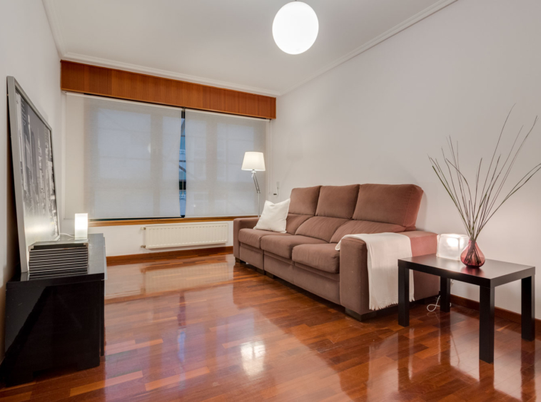 Salón preparado con Home Staging_ sofá gris y textiles claros