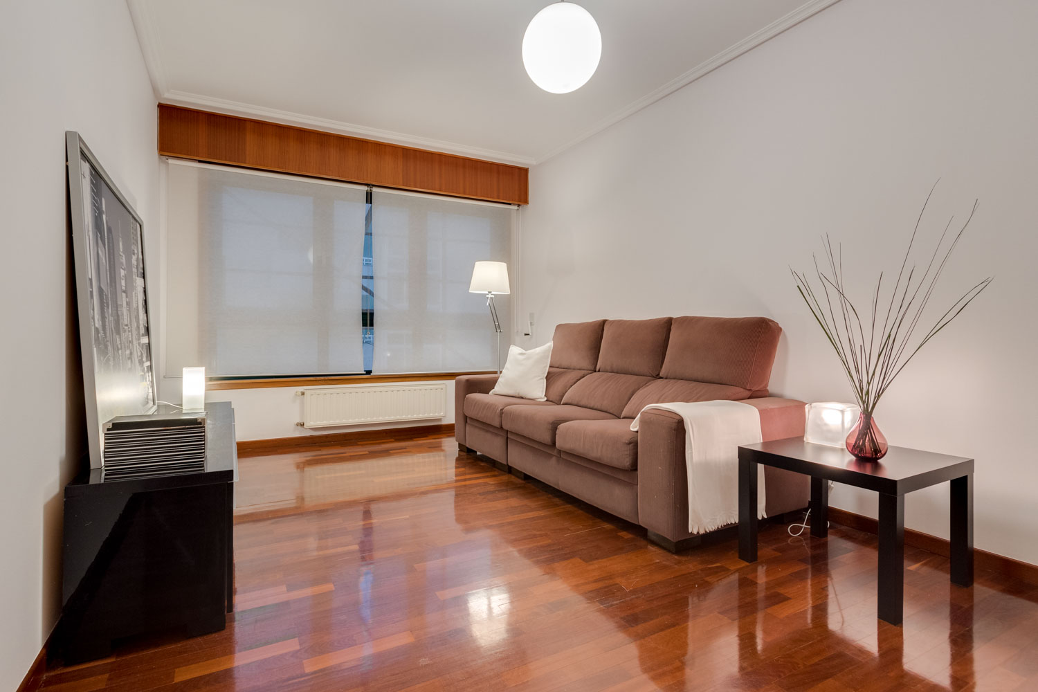 Salón preparado con Home Staging_ sofá gris y textiles claros