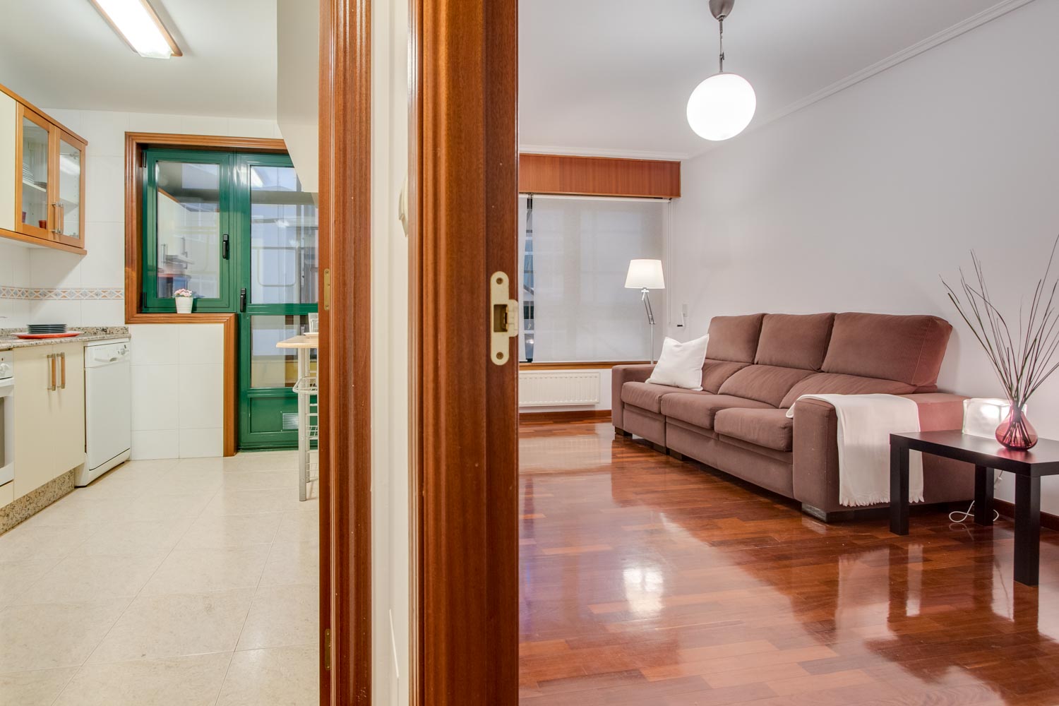 Fotografía entre cocina y salón en piso de Sada_ carpinterías de pvc verde