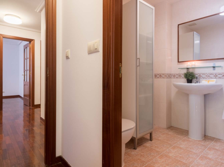 Distribuidor con parqué brillante y cuarto de baño clasico con cenefa en piso Sada_ Home Staging