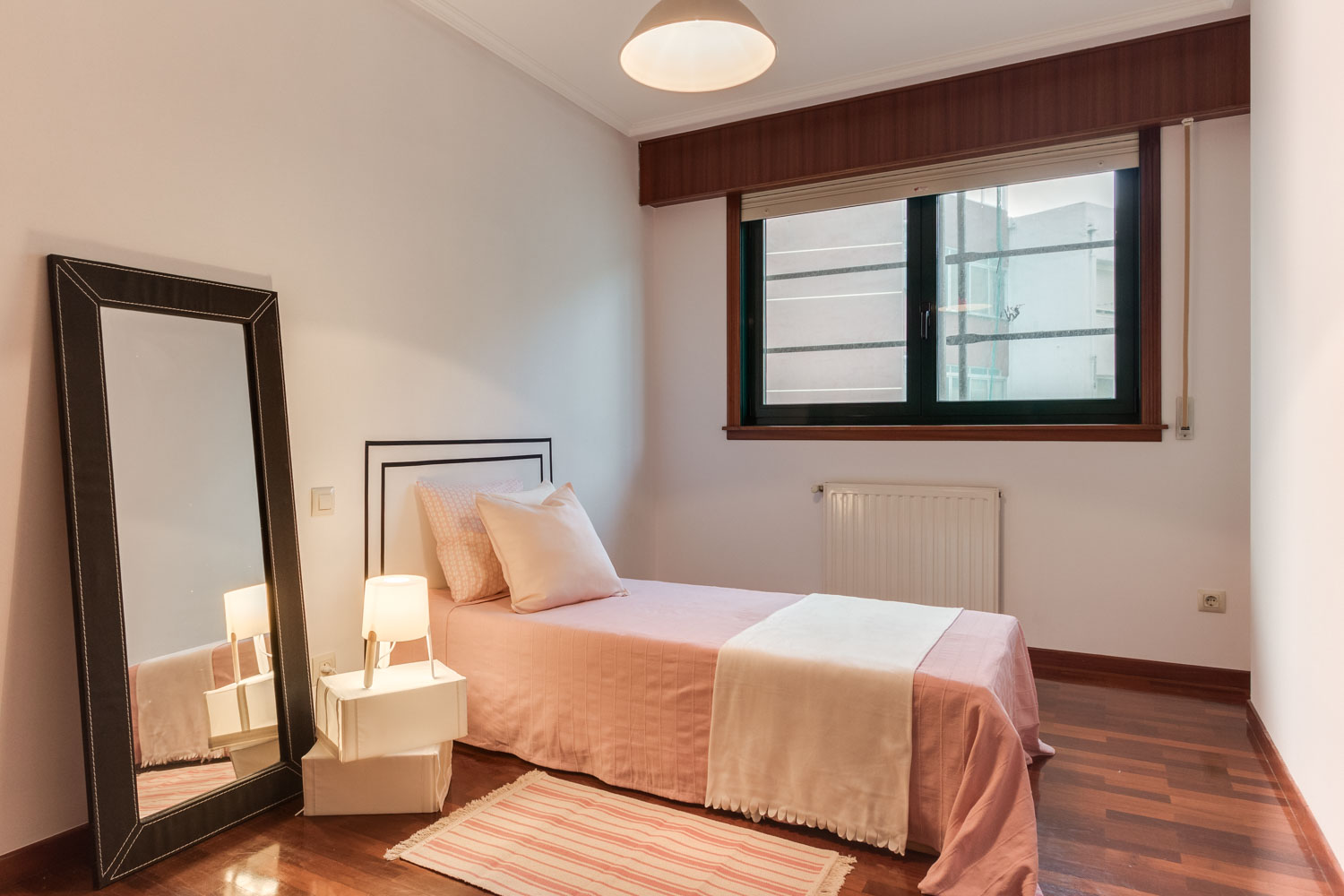 Dormitorio doble con cabecero de vinilo en pared y textiles blancos y rosa palo_ carpintería pvc verde