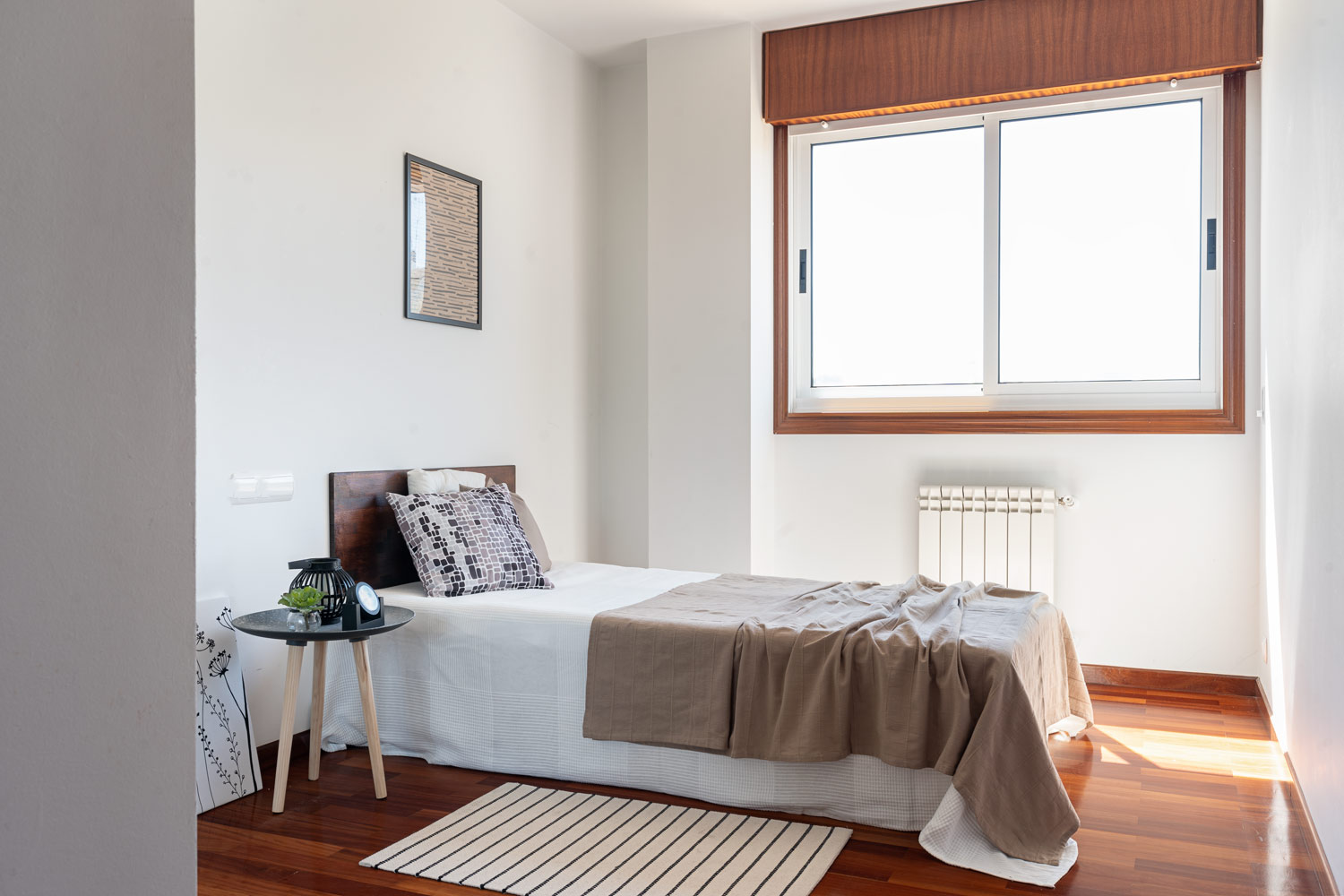 Dormitorio con cama de cartón y mesita de madera