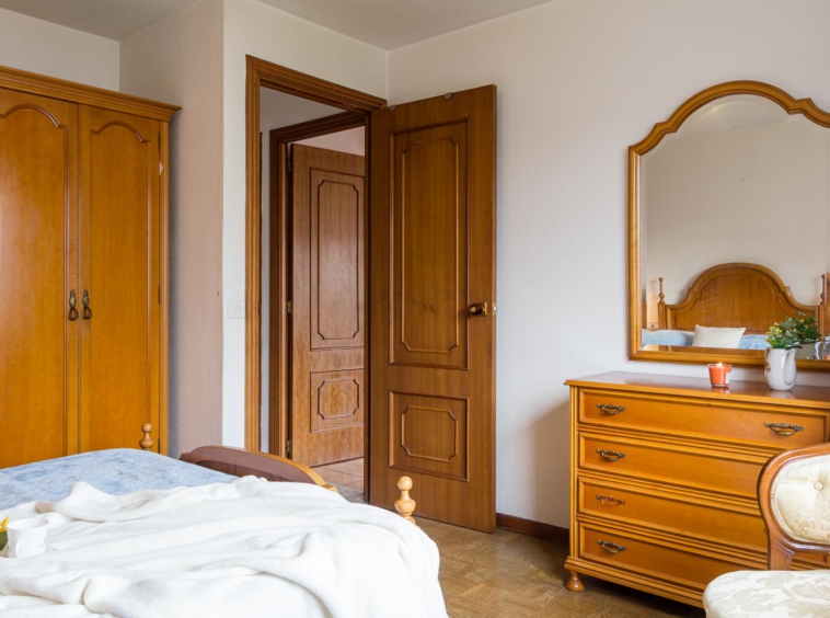 Detalle de la cómoda con espejo y el armario del dormitorio