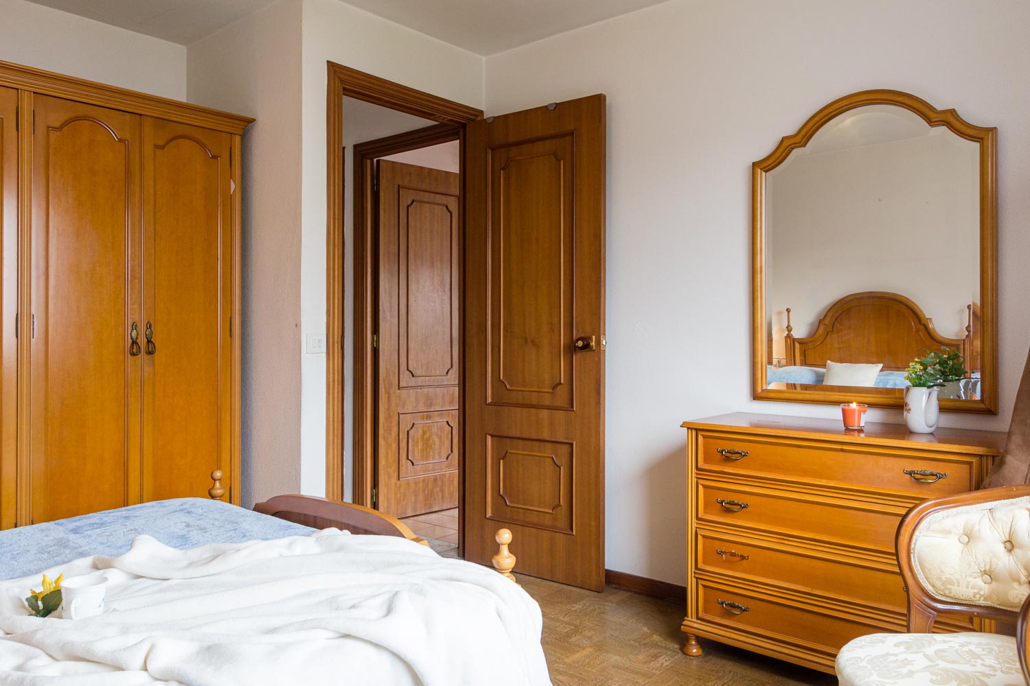 Detalle de la cómoda con espejo y el armario del dormitorio