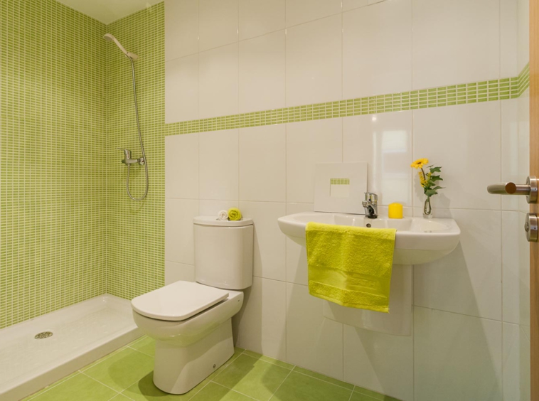 Cuarto de baño en color verde lima_ ducha, wc y lavabo suspendido