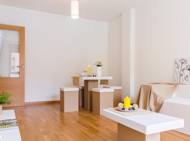 Salón comedor_ Home Staging con mobiliario de cartón_ tonos neutros y color de acento amarillo y verde