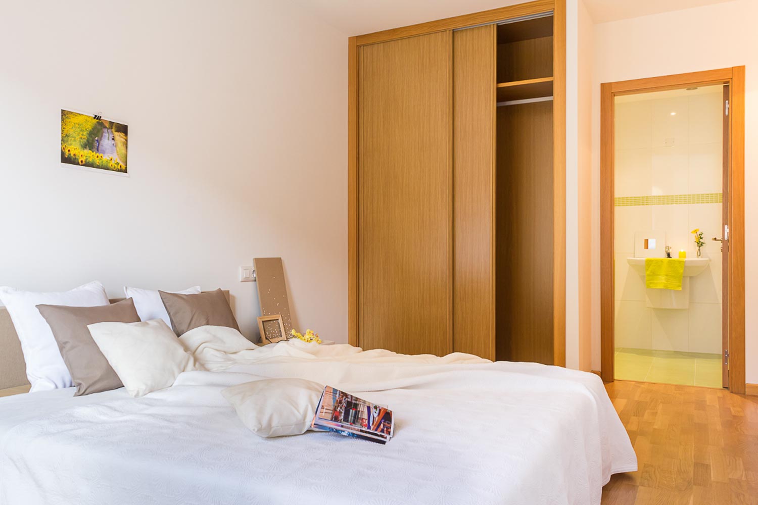 Dormitorio doble con acceso a baño en suite en tonos lima_ Armario empotrado