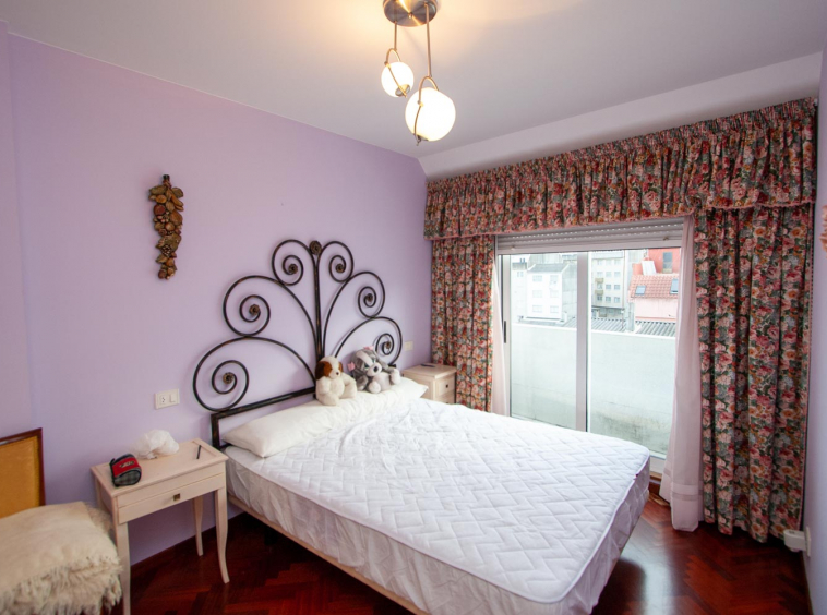 Dormitorio individual morado antes del home staging_ cortina de estampado floral muy recargado