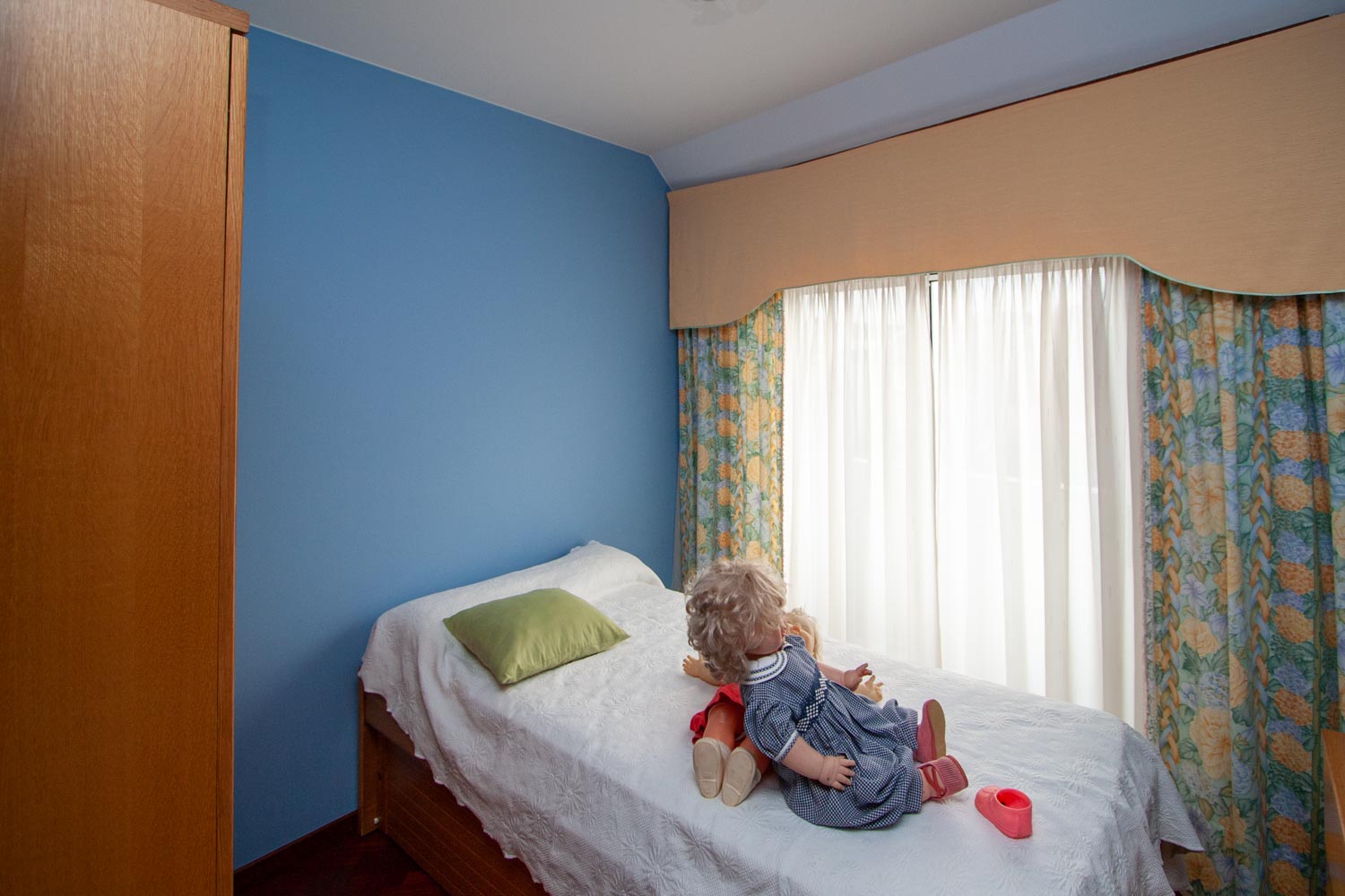 Dormitorio individual azul y amarillo_antes de home staging