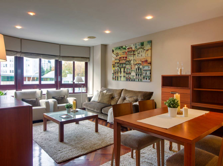 Salón comedor con muebles de madera color miel y líneas rectas_ Home Staging