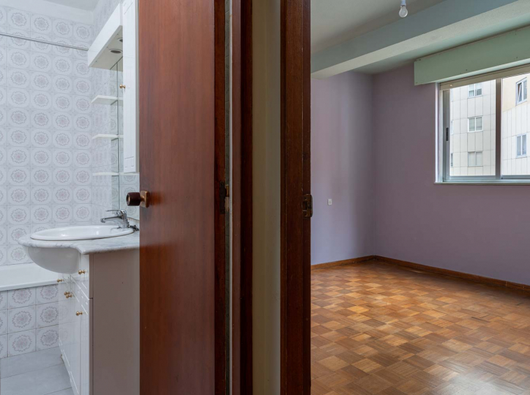 Habitación + baño previa al home staging virtual_ paredes moradas y espacios vacíos