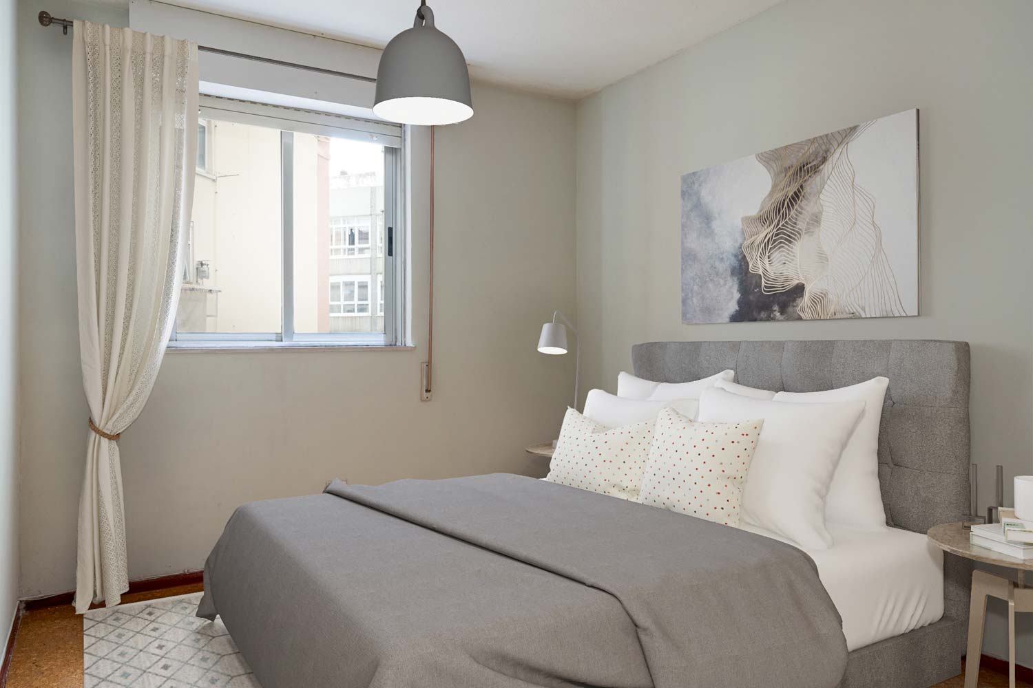Home Staging virtual en dormitorio anticuado con suelo de corcho. Tonos grises y blancos y cuadro abstracto