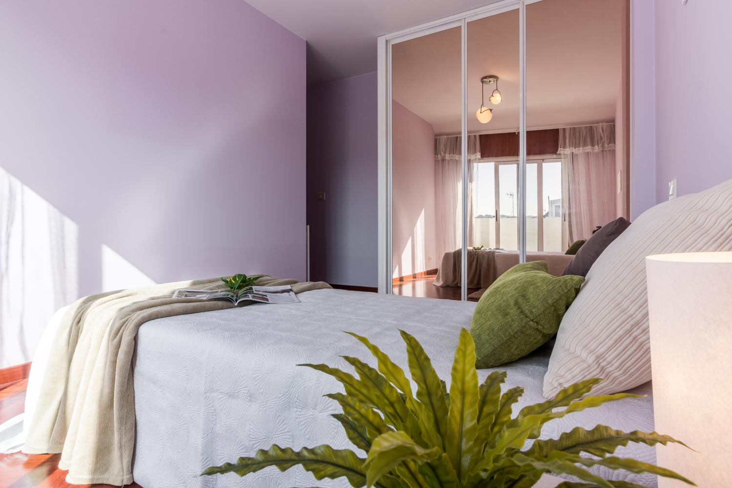 Dormitorio morado decorado con tonos neutros verdes_ armario empotrado con espejo