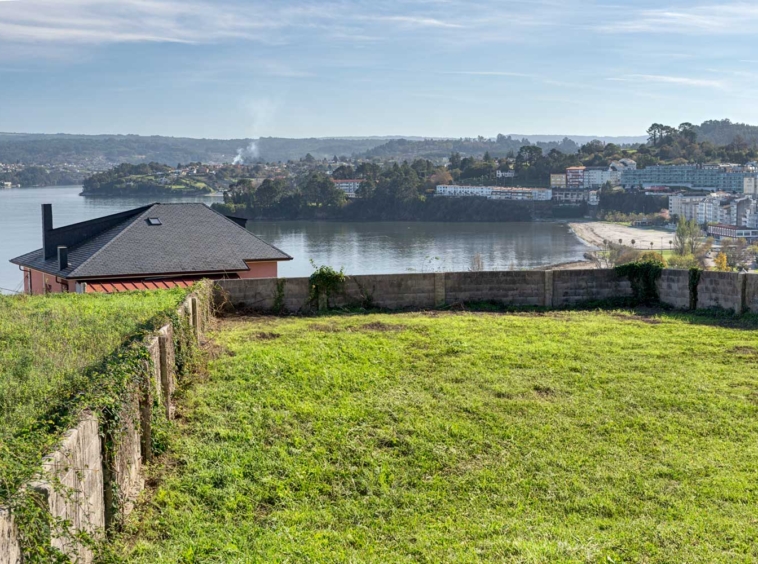 Parcela edificable con vista a la ría de Sada, A Coruña, ideal para construcción de vivienda con paisaje marítimo gallego