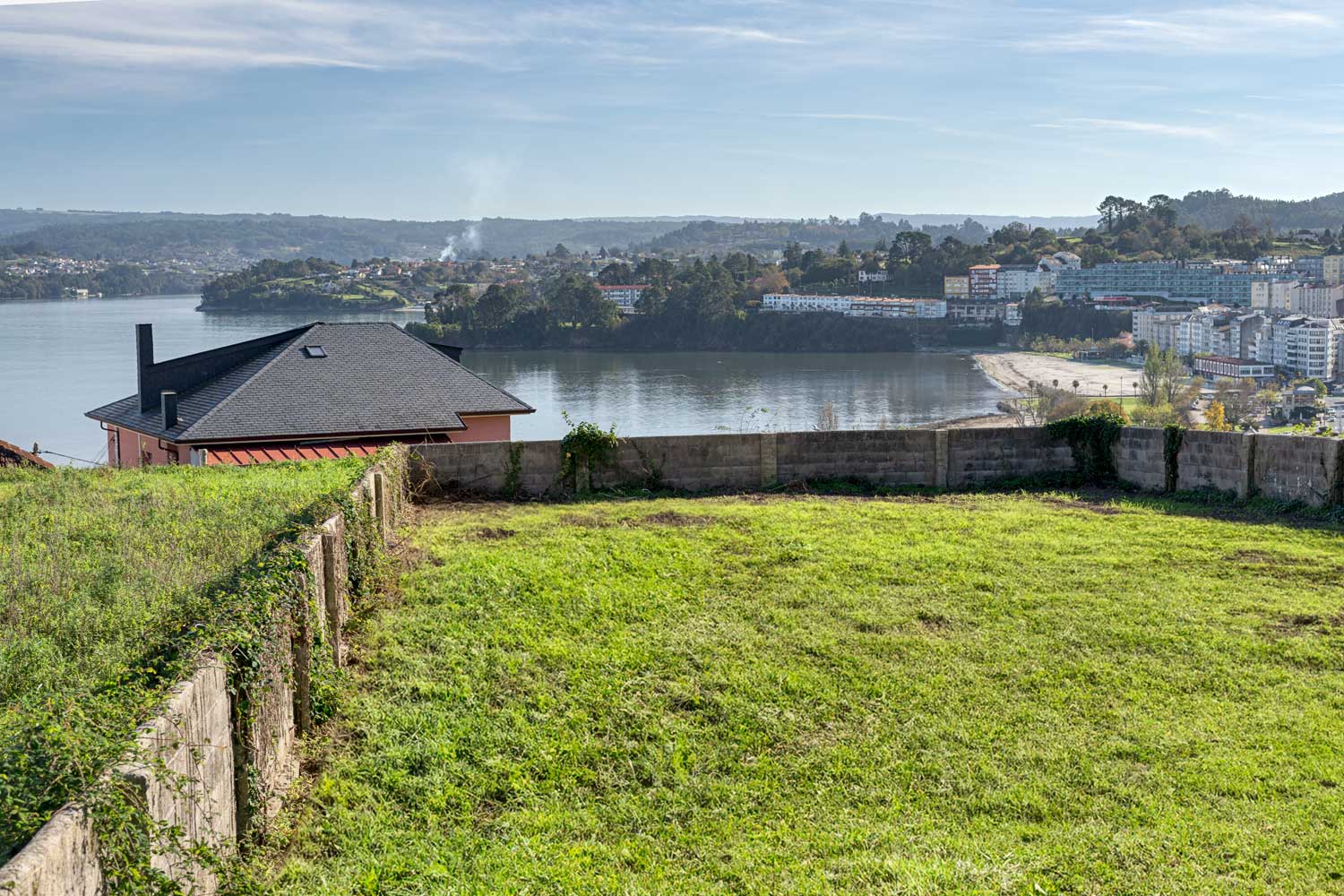 Parcela edificable con vista a la ría de Sada, A Coruña, ideal para construcción de vivienda con paisaje marítimo gallego