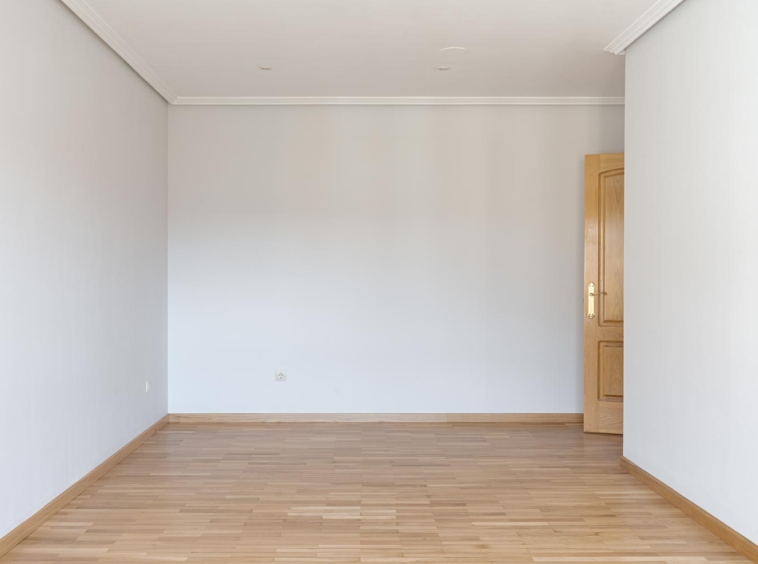 Habitación amplia y luminosa con suelo de parquet, lista para personalizar en piso en Sada, ideal para crear un hogar a medida