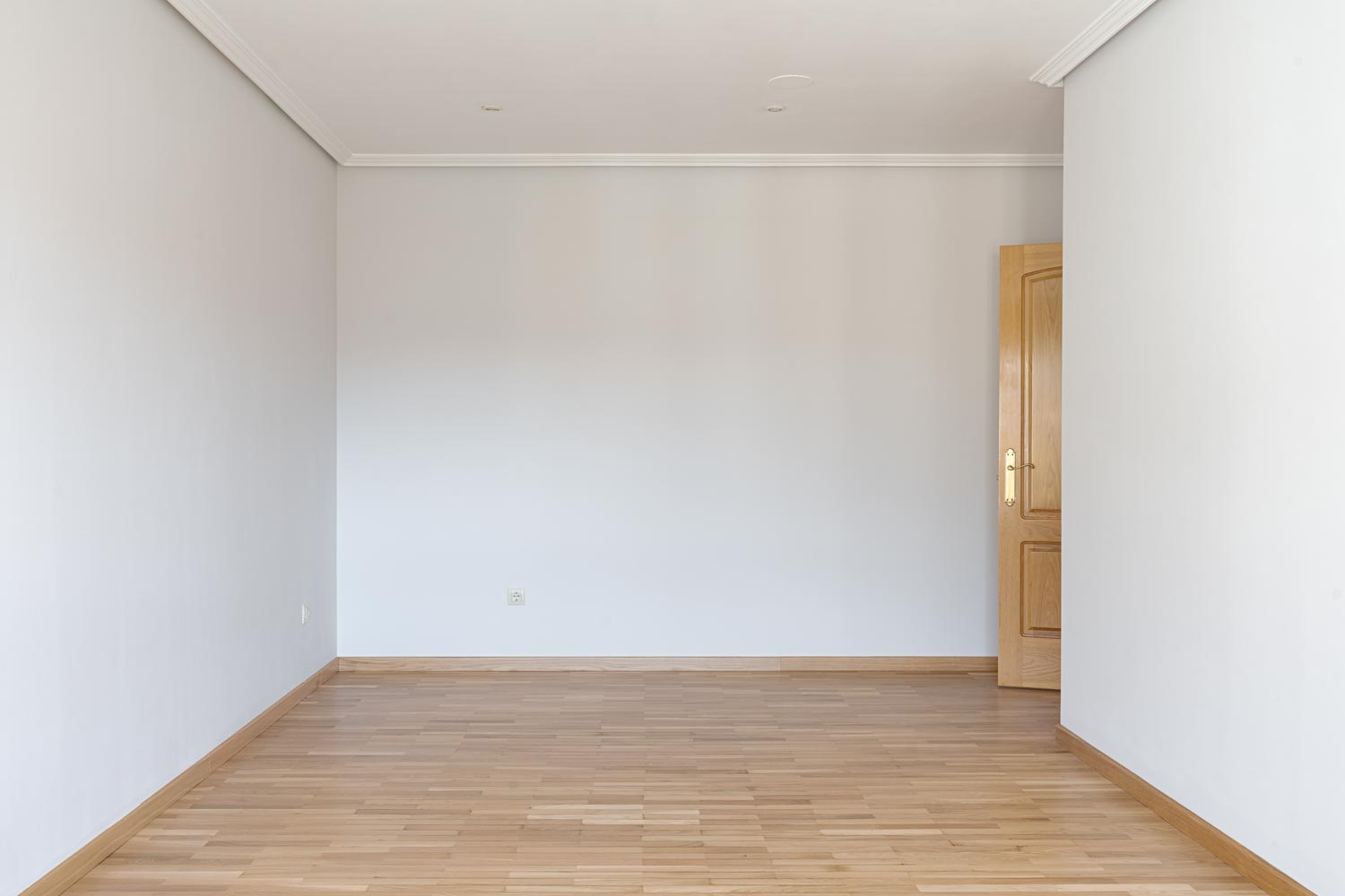 Habitación amplia y luminosa con suelo de parquet, lista para personalizar en piso en Sada, ideal para crear un hogar a medida