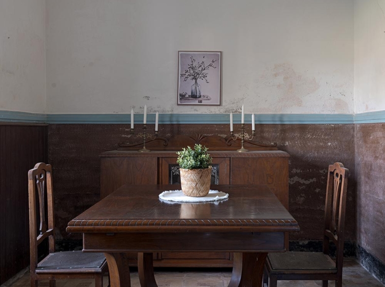 Comedor clásico con mesa de madera maciza y sillas a juego, iluminado por una lámpara de araña, en una casa en Bergondo, A Coruña