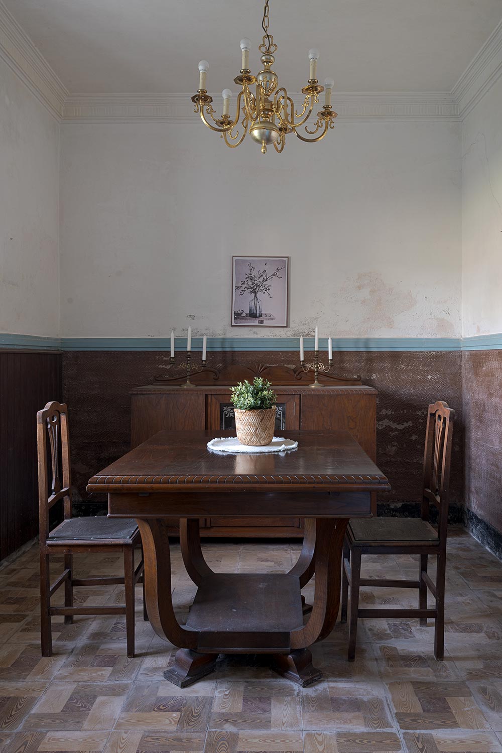 Comedor clásico con mesa de madera maciza y sillas a juego, iluminado por una lámpara de araña, en una casa en Bergondo, A Coruña