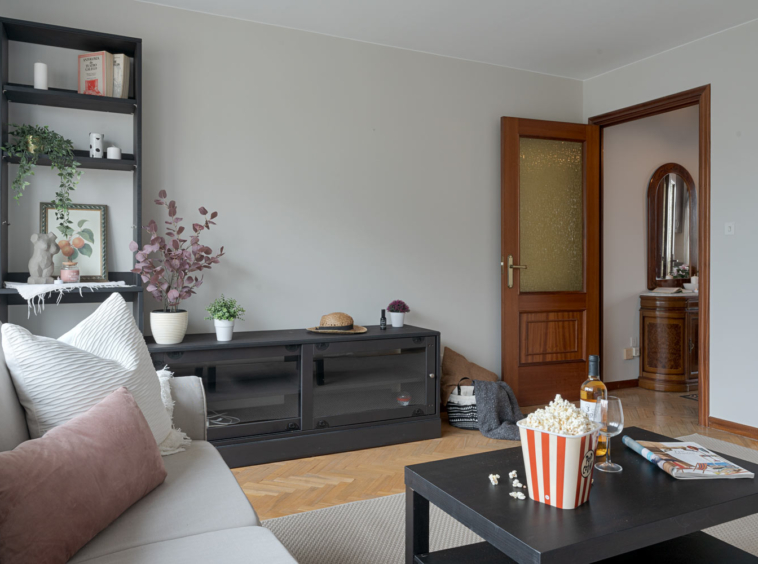 Acogedor salón de un piso en venta en Sada, A Coruña, decorado con un sofá gris, cojines, una planta de interior, invitando a la relajación y al confort hogareño preparado con Home Staging
