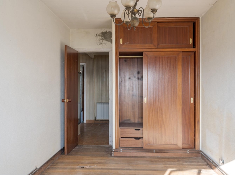 Dormitorio para restaurar con armario empotrado en una casa en Sada