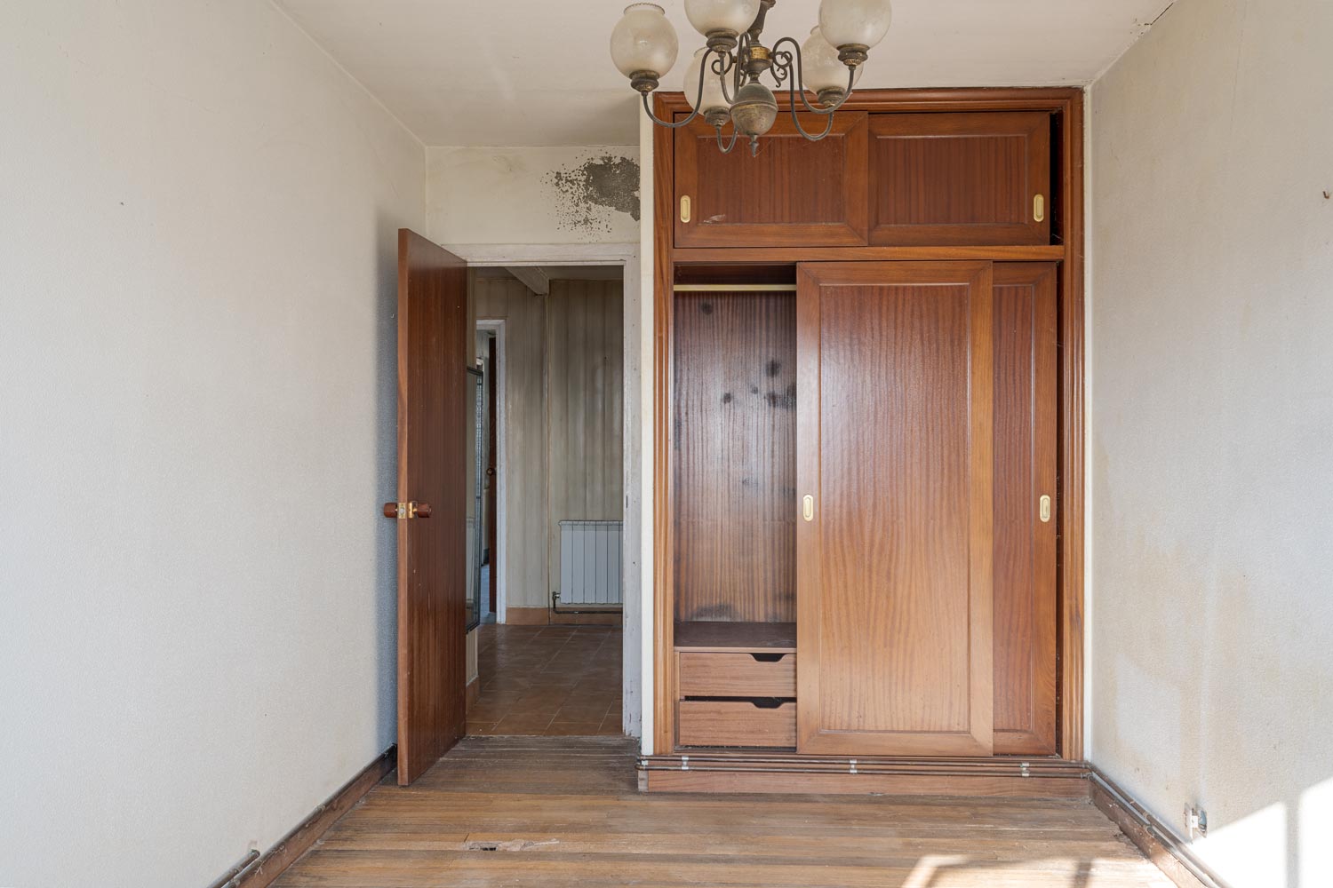 Dormitorio para restaurar con armario empotrado en una casa en Sada