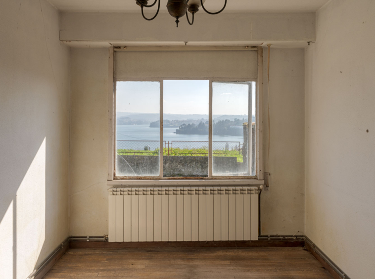 Habitación con ventanal por donde se pueden ver vistas al mar a la ría de Sada.